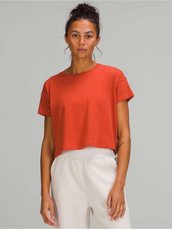 lululemon athletica Tops - Lululemon cropped tshirt in canyon- Size 6